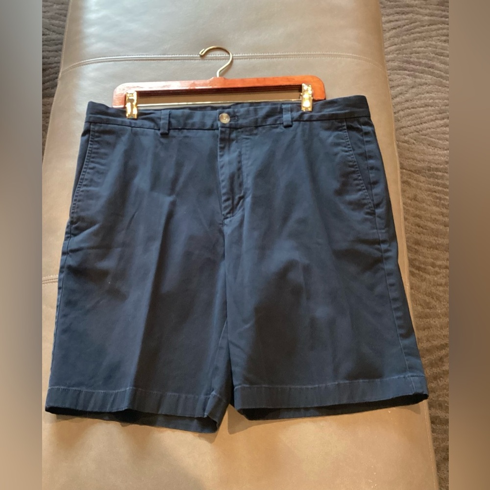 Vineyard Vines Shorts Navy Cotton flat front. VGUC